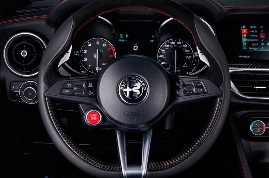 Панель приборов Alfa Romeo Stelvio Quadrifoglio (949) 2017 года  (NA) (фото 6 из 25)